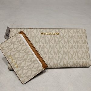 MICHAEL KORS LARGE CARD CASE CARRYALL